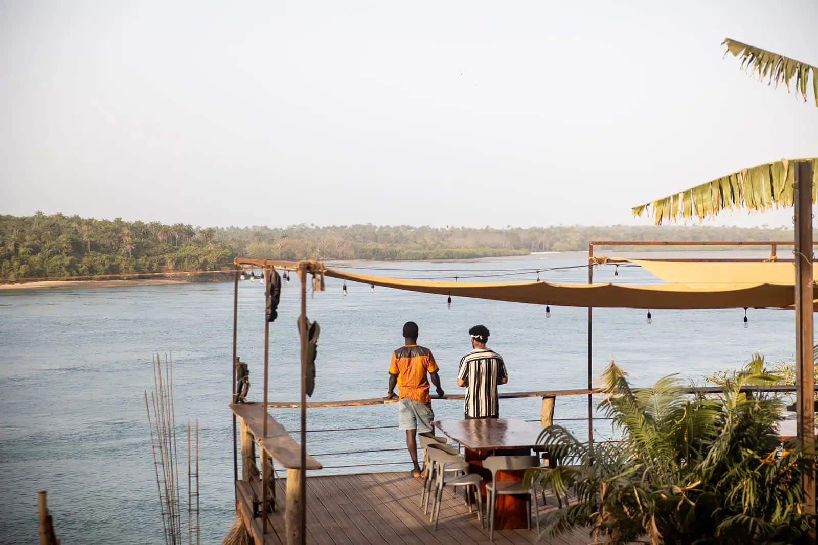 Duas pessoas no terraço sobre o mar