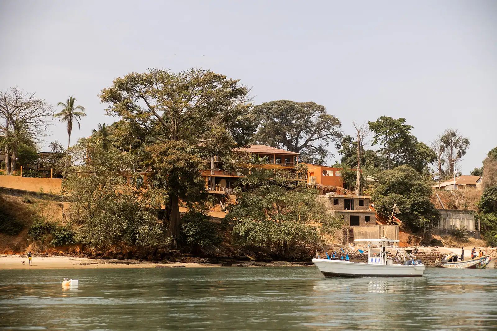 O lodge e a sua vegetação vistos do mar, na Guiné-Bissau