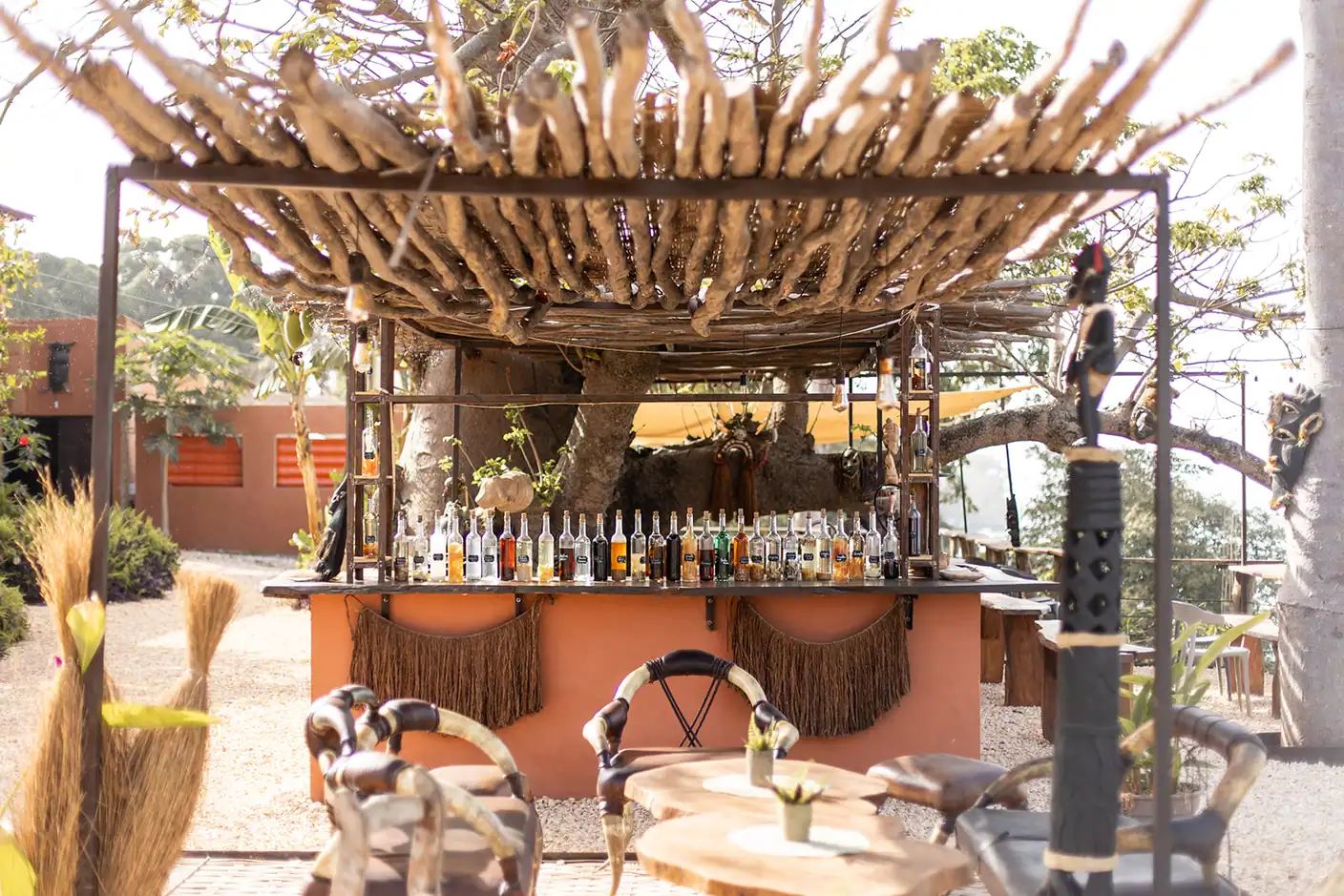 Ochre counter and pergola of the outdoor bar, at the heart of our story at Cajou Lodge