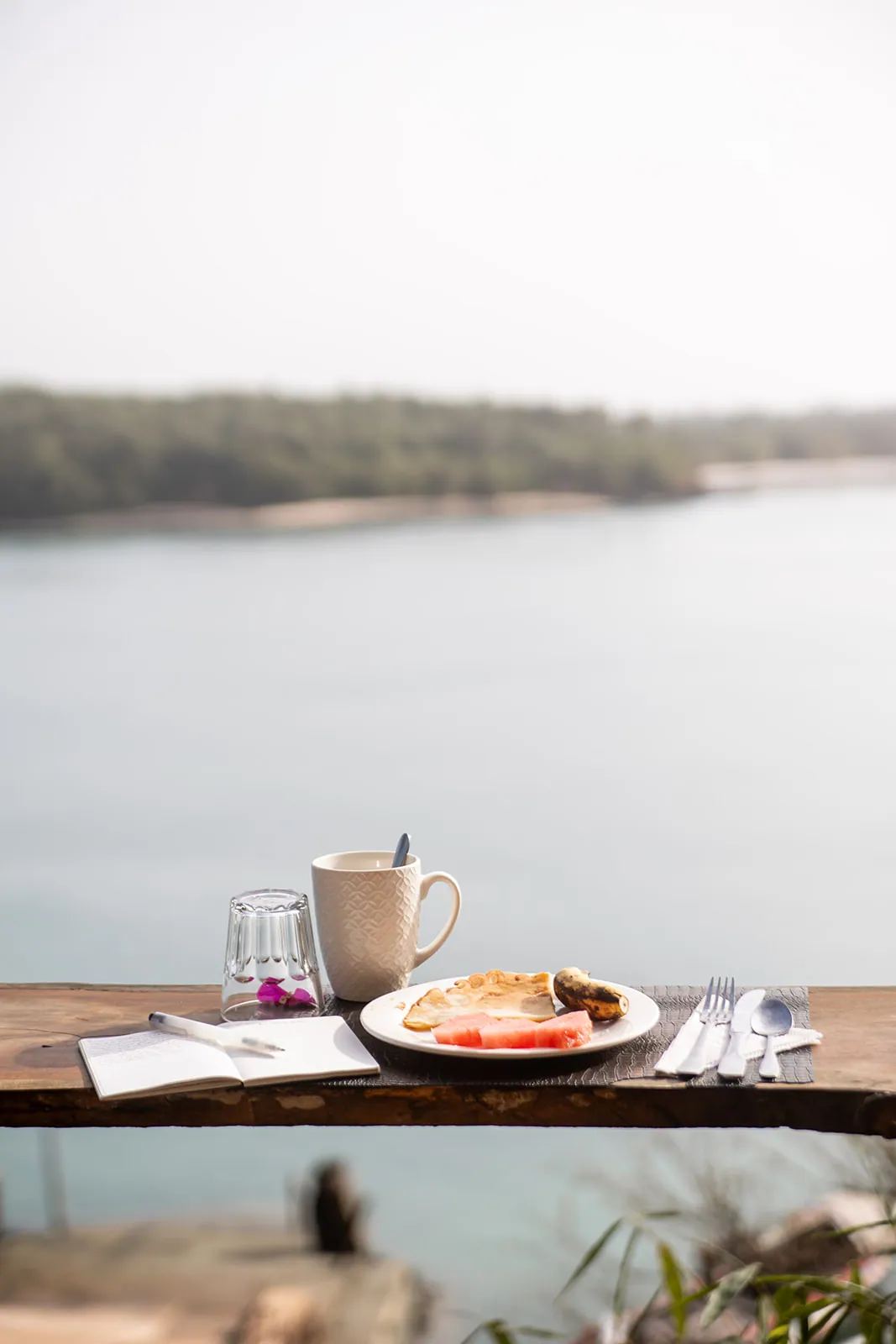 Pequeno-almoço no terraço com vista para o mar