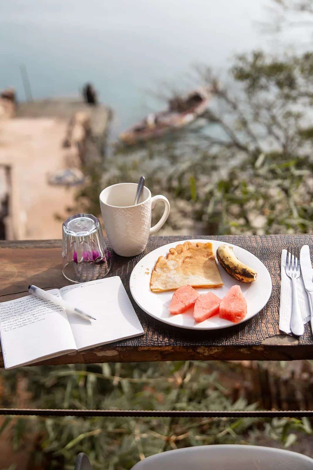 Tasse et petit-déjeuner devant l’horizon