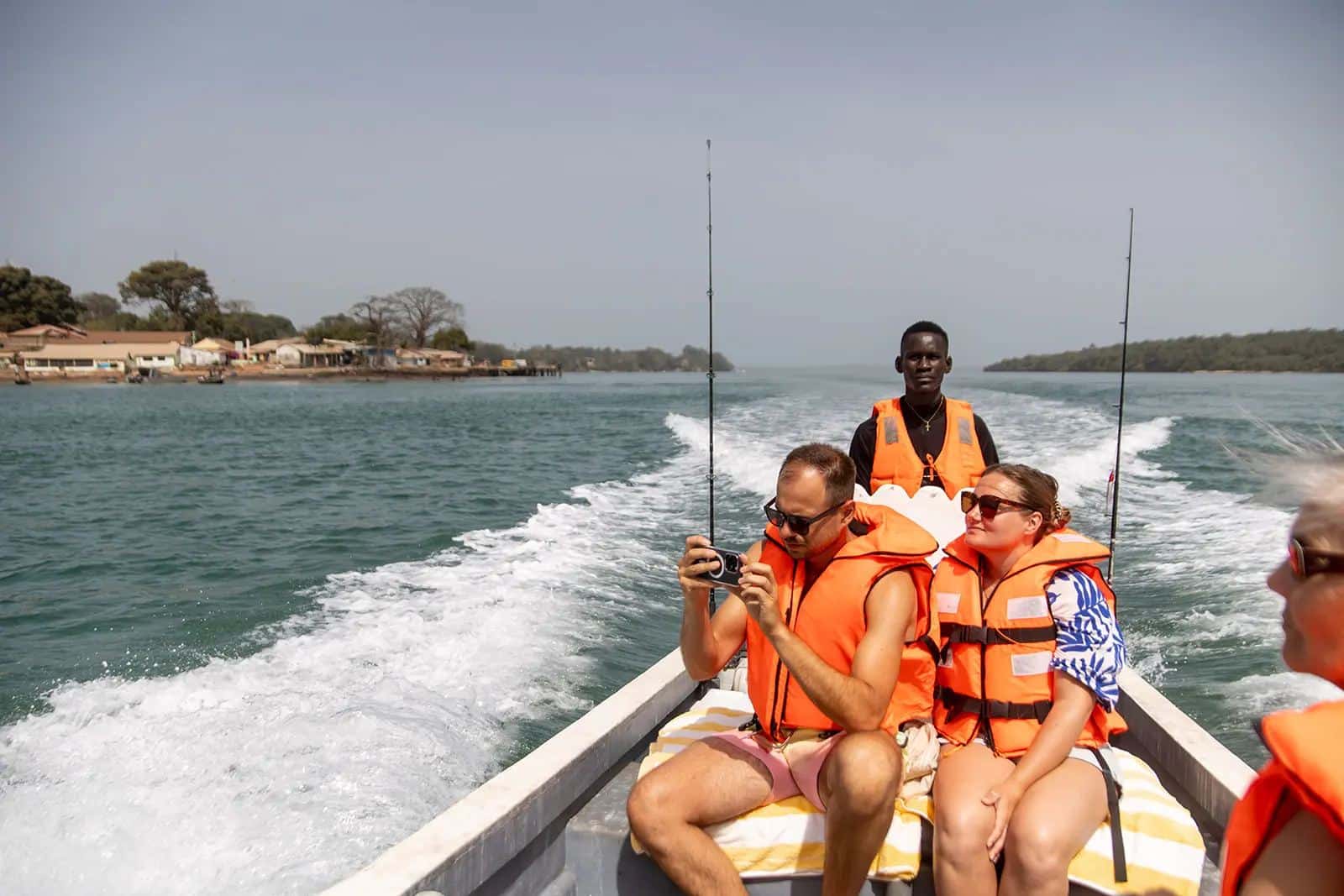 Traversée en bateau avec les voyageurs portant des gilets de sauvetage